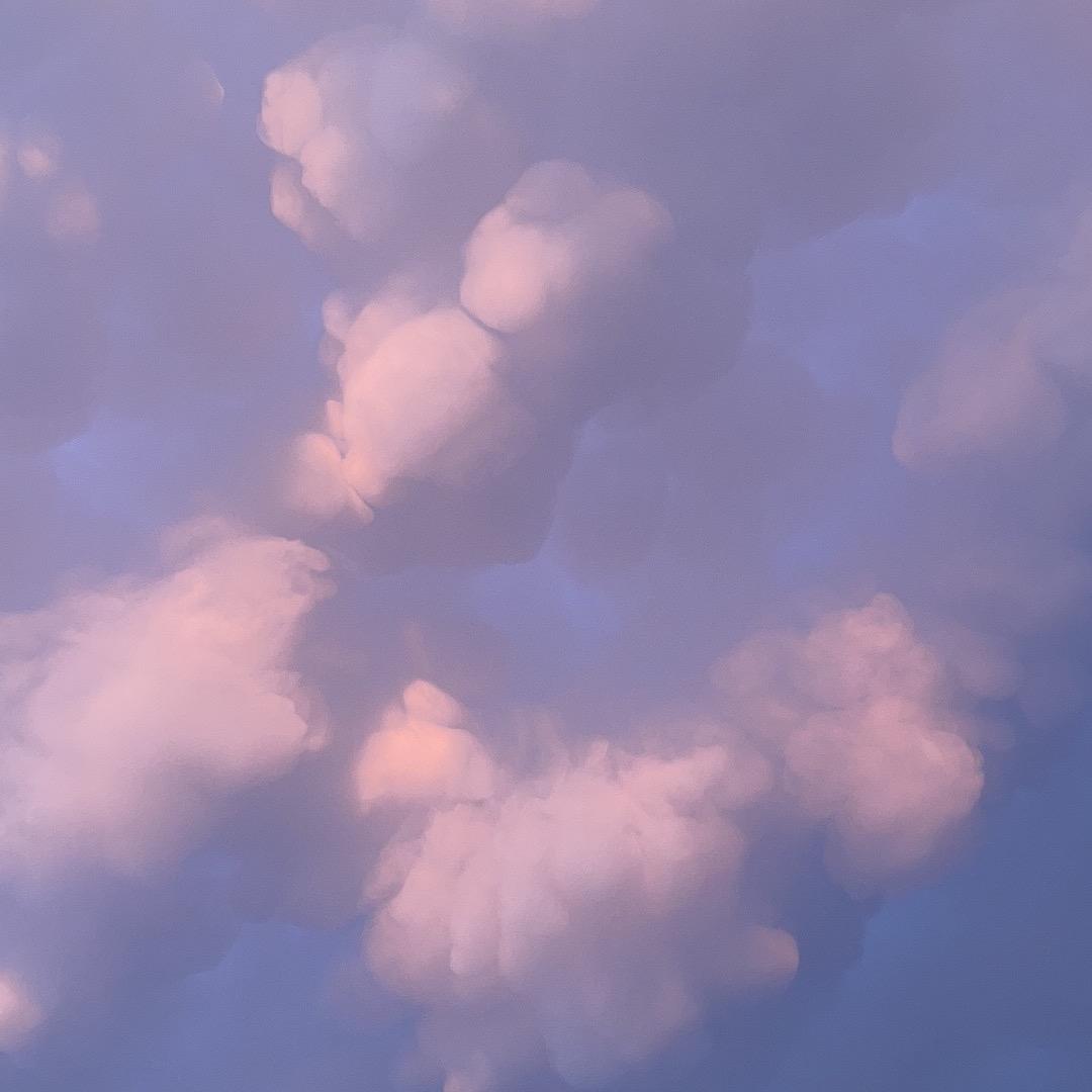 偶尔伪笑，偶尔微笑，偶尔致郁，偶尔治愈