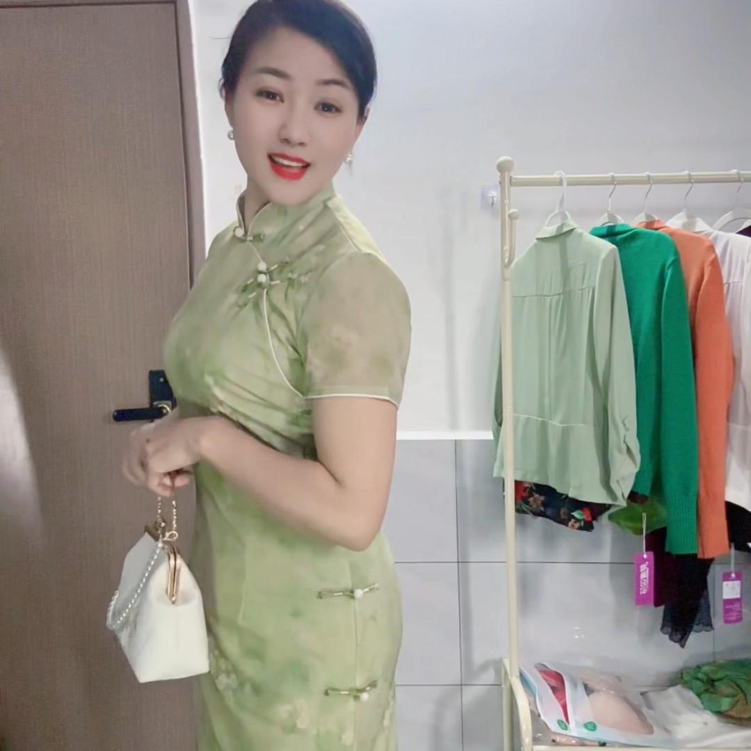 李妹子（穿搭在橱窗）