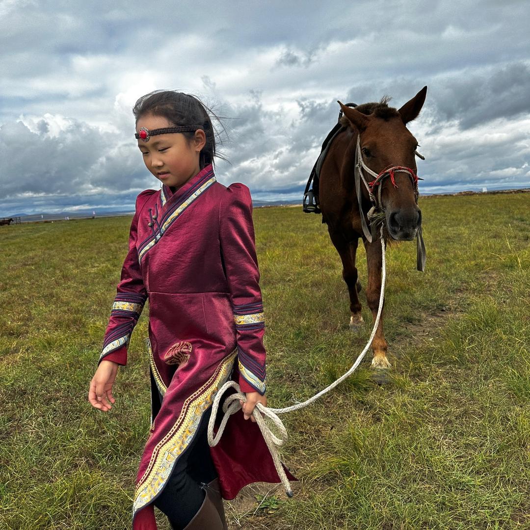 马背上的小朵儿