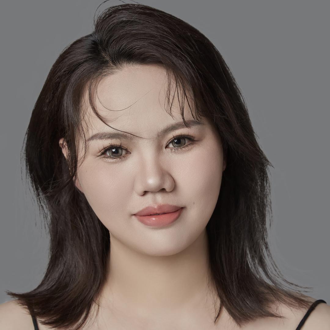 教化妆的楠楠