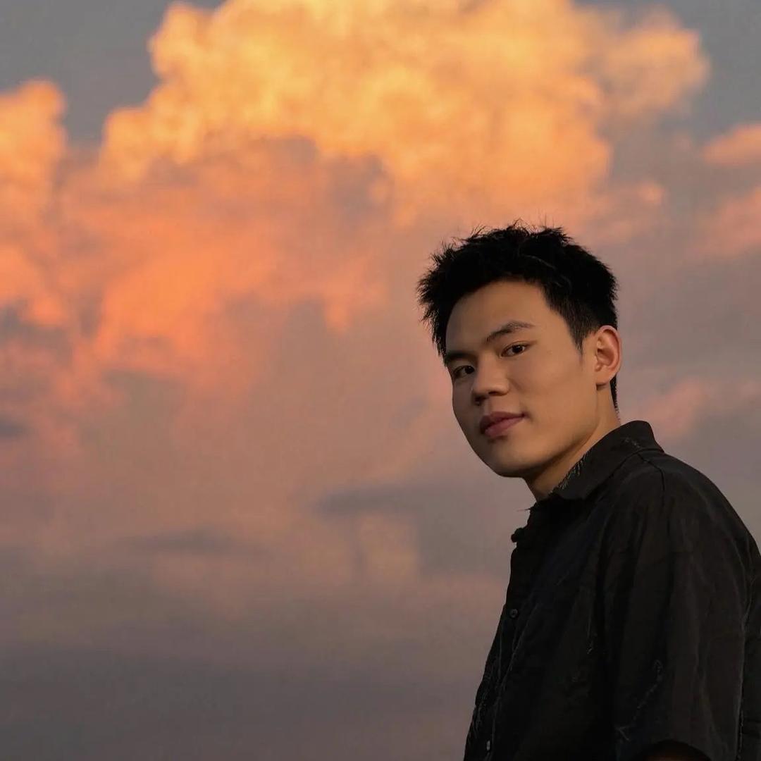亮仔.