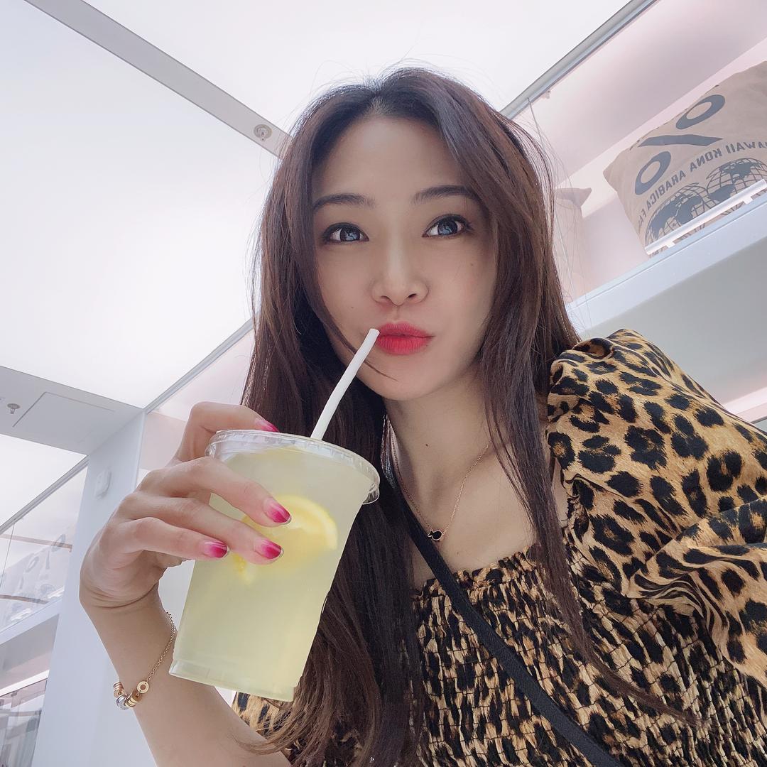 莫愁.