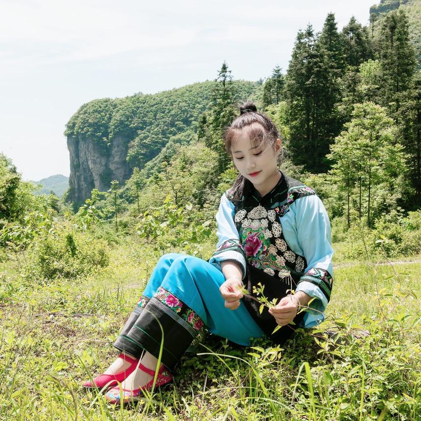 金凤凰苗歌队龙明芳