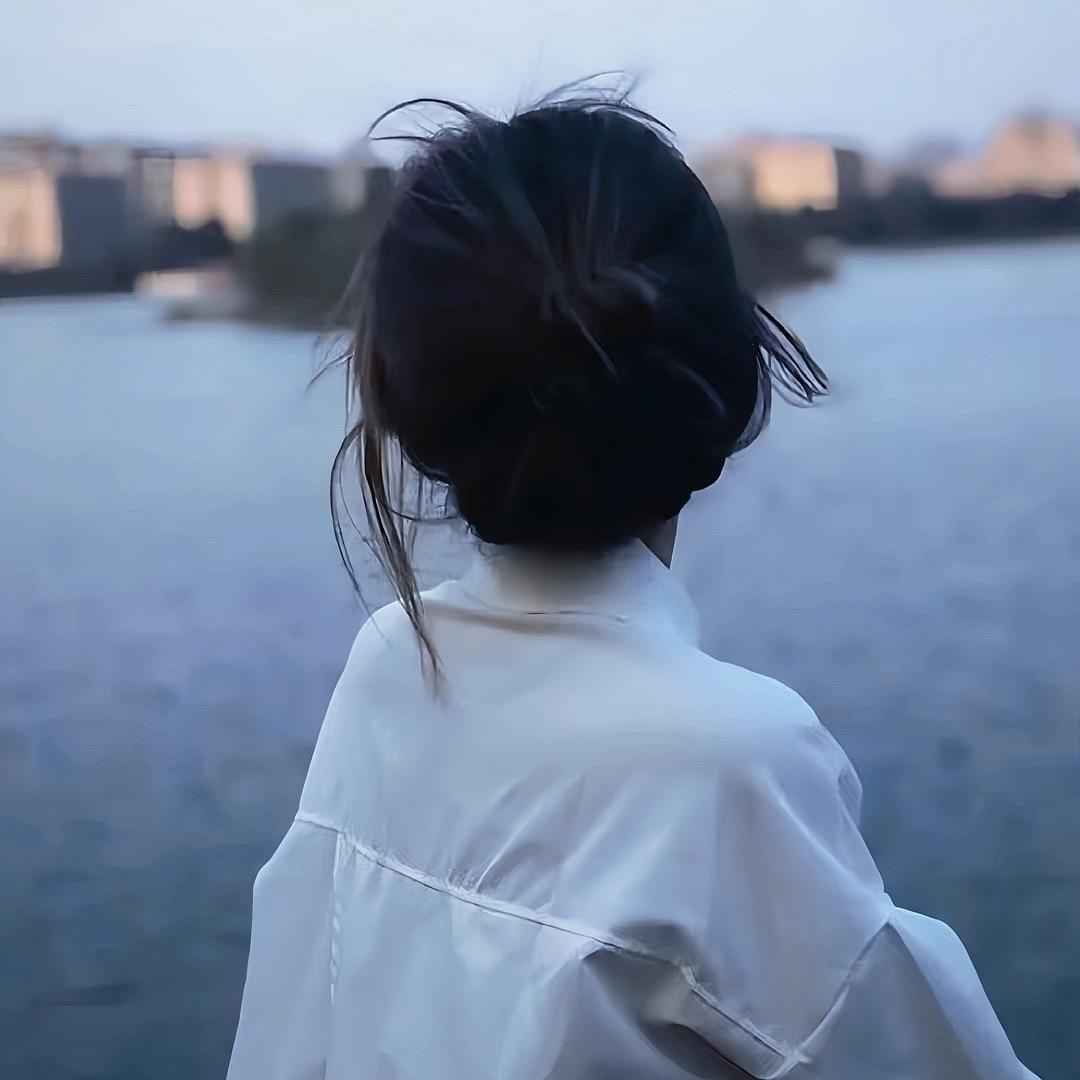 玲玲.