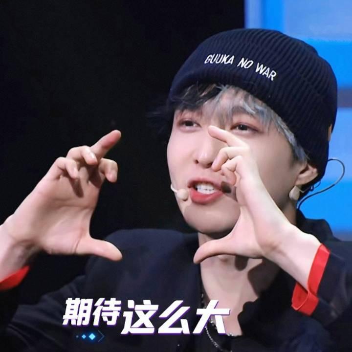 武汉女孩鸟巢陪张艺兴过生日中亲签2次版