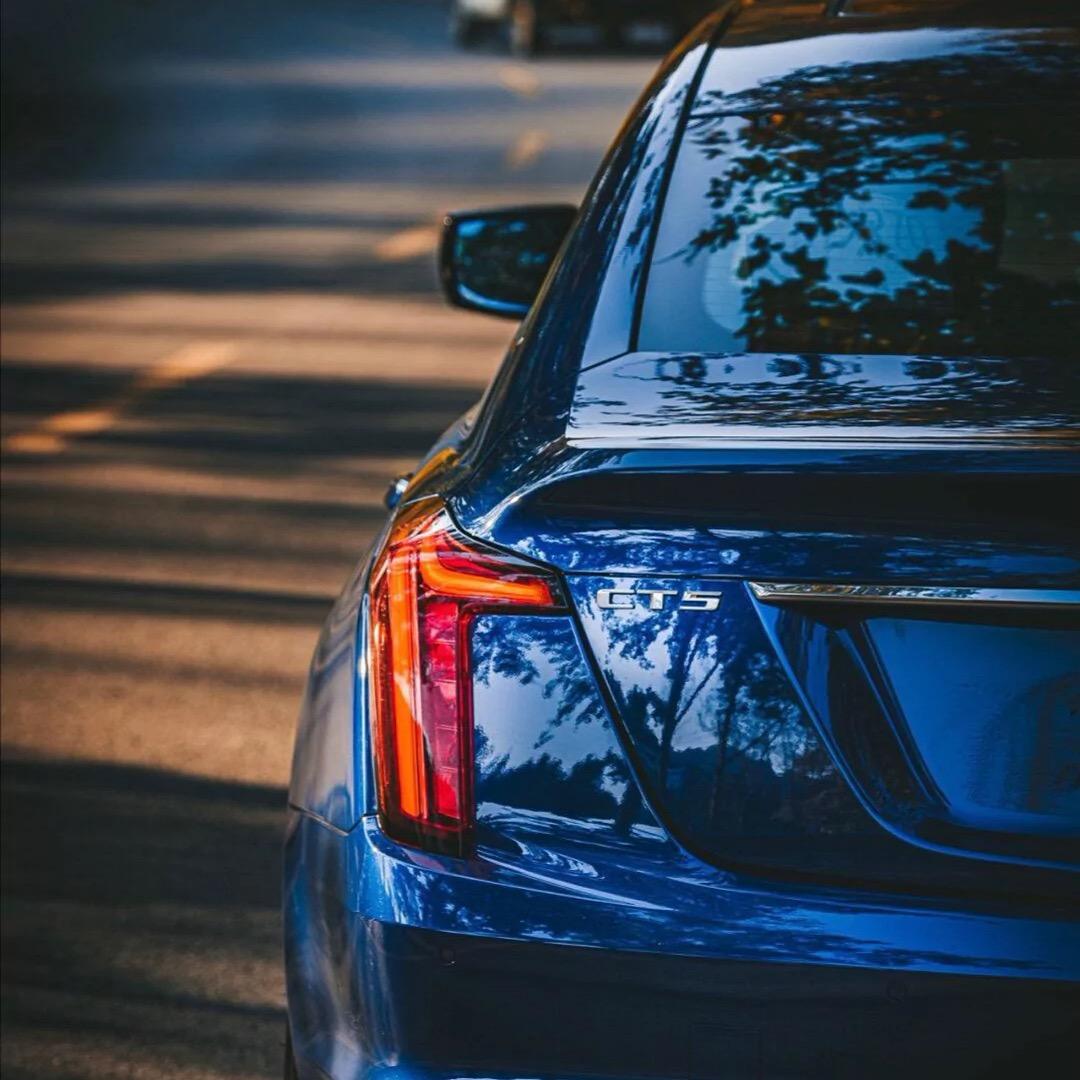 开凯迪拉克的小姐姐