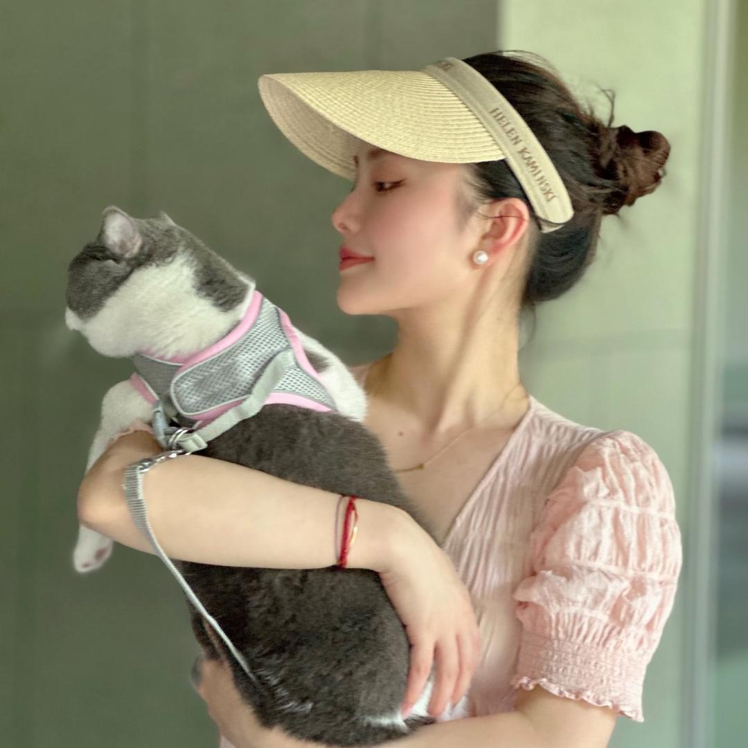 爱猫爱变美的（向向）