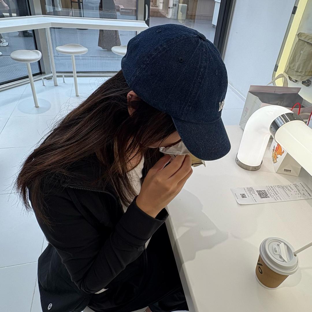 秃头女孩腿不疼