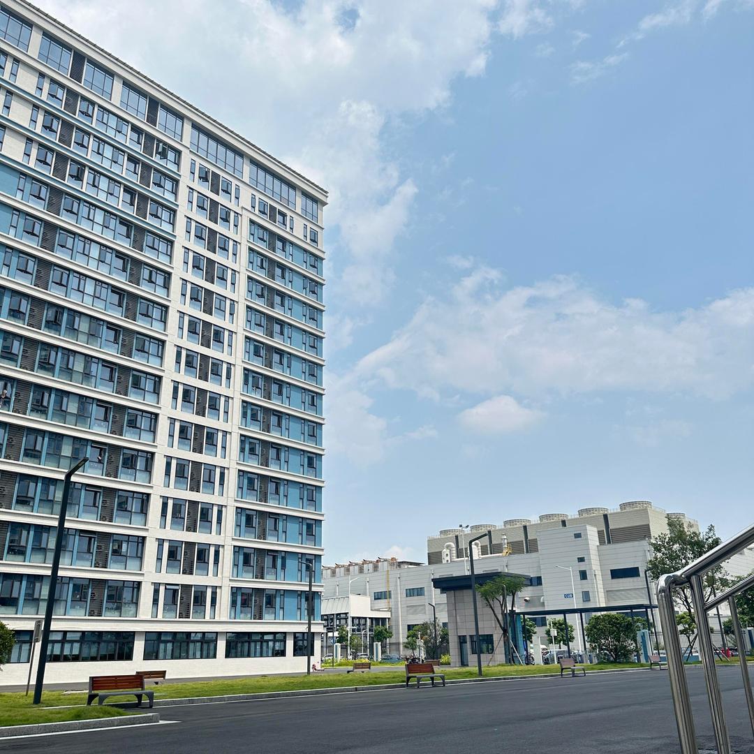 馨姐在厂区（无锡工厂）