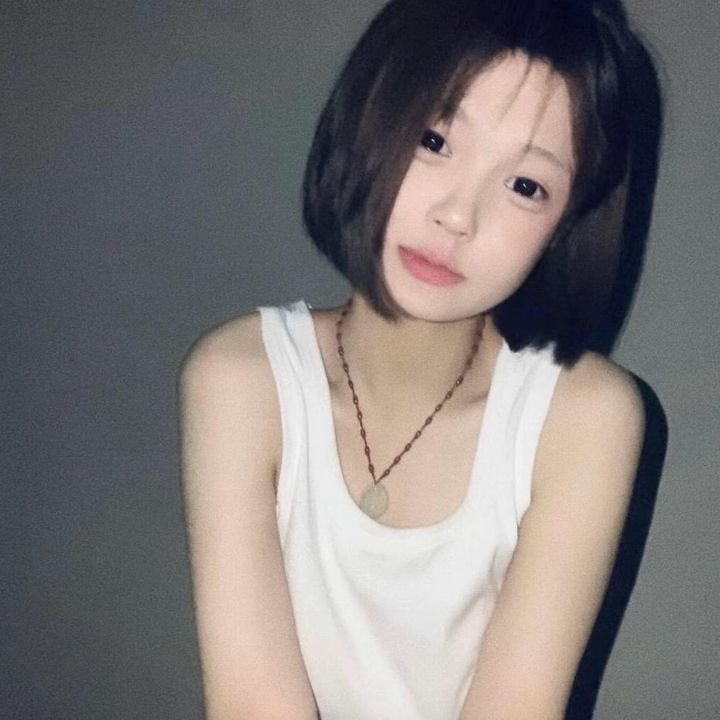 小七^