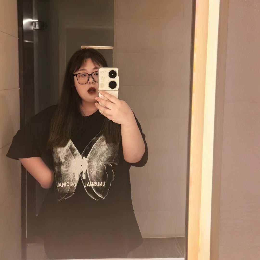 不吃都胖的小晗220斤版