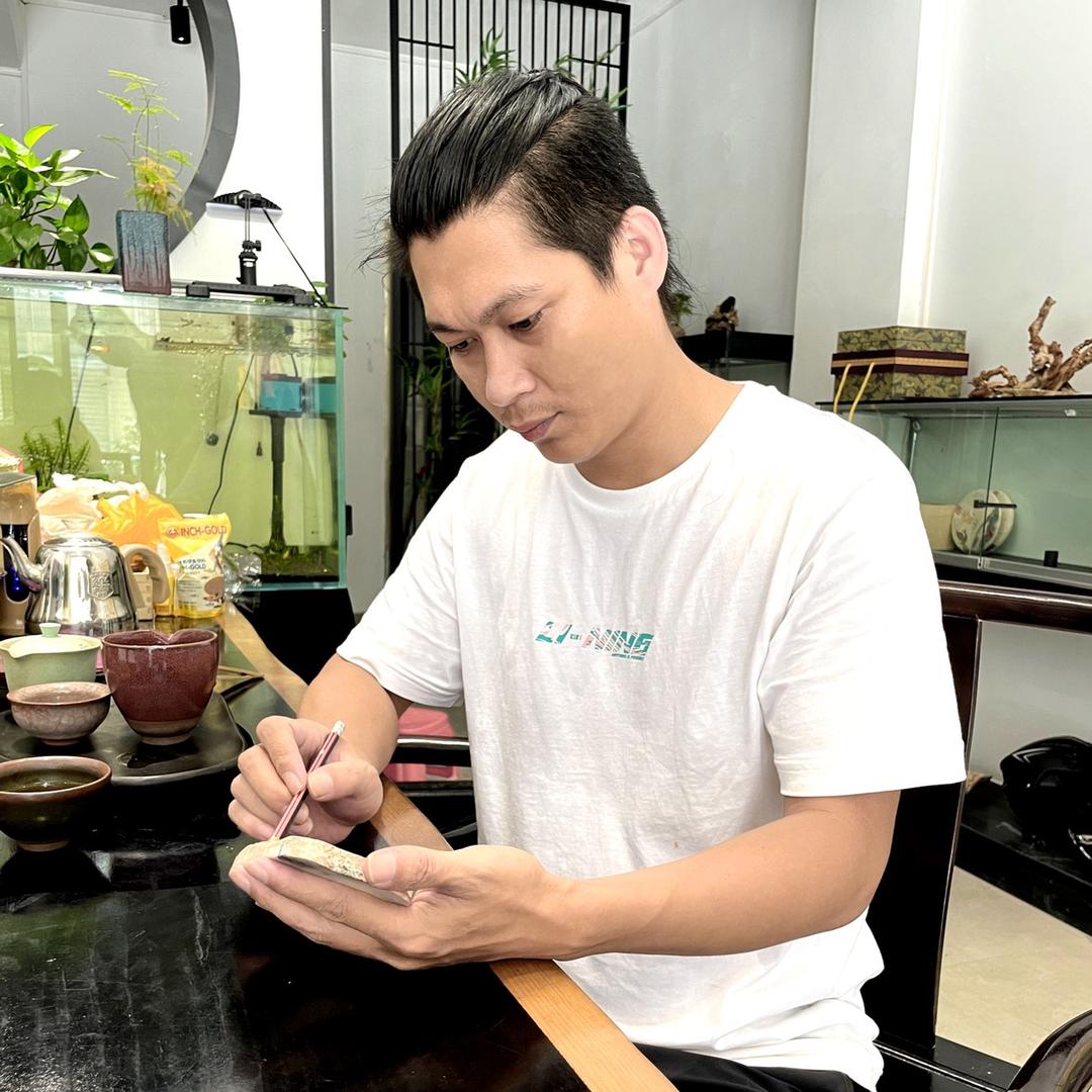 深夜厂草翡翠雕刻