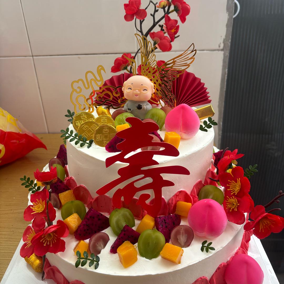 一个做蛋糕的小女孩