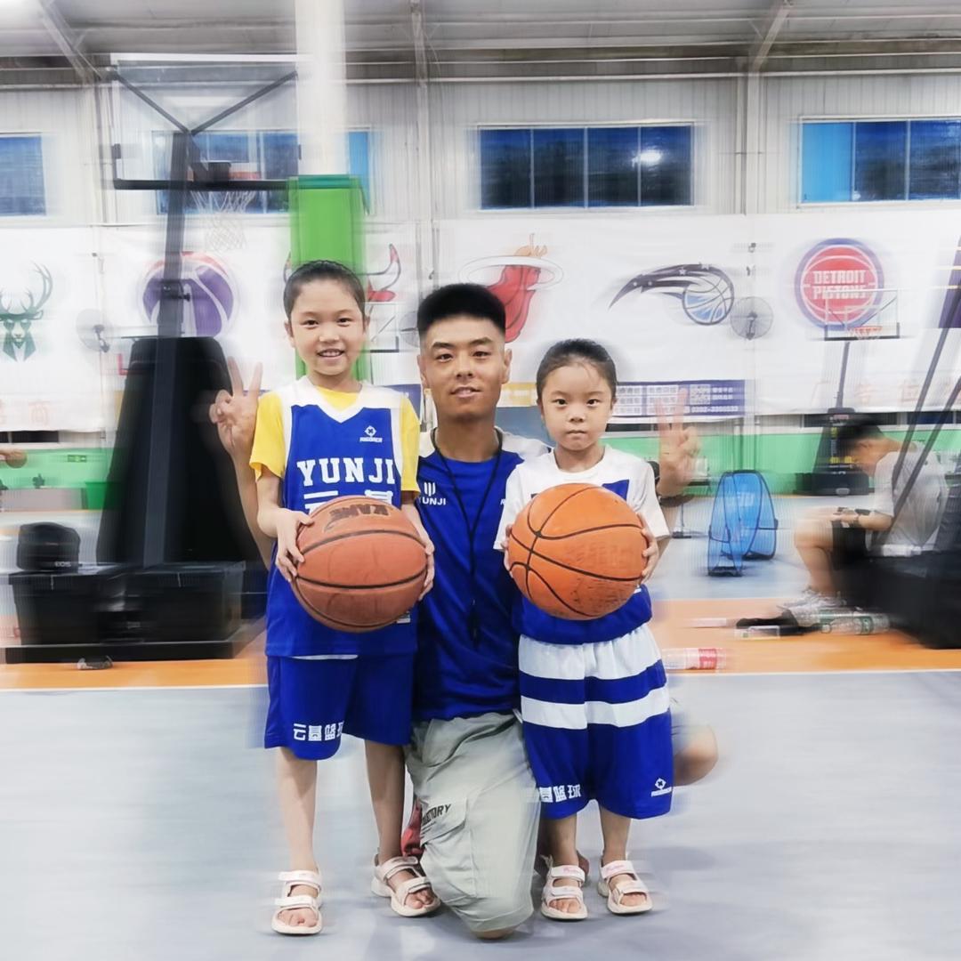 鹤壁云基篮球原教练