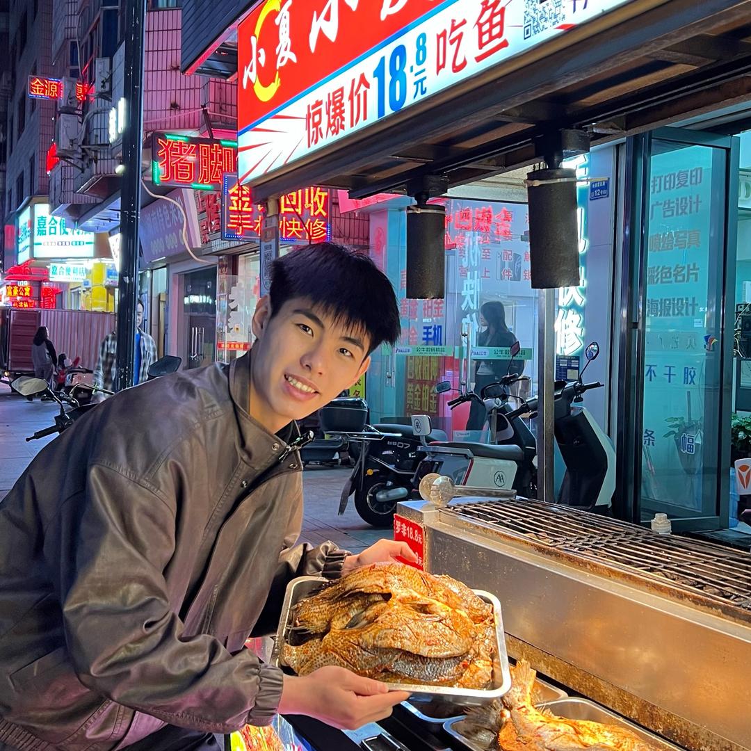 小夏烤鱼摆摊记