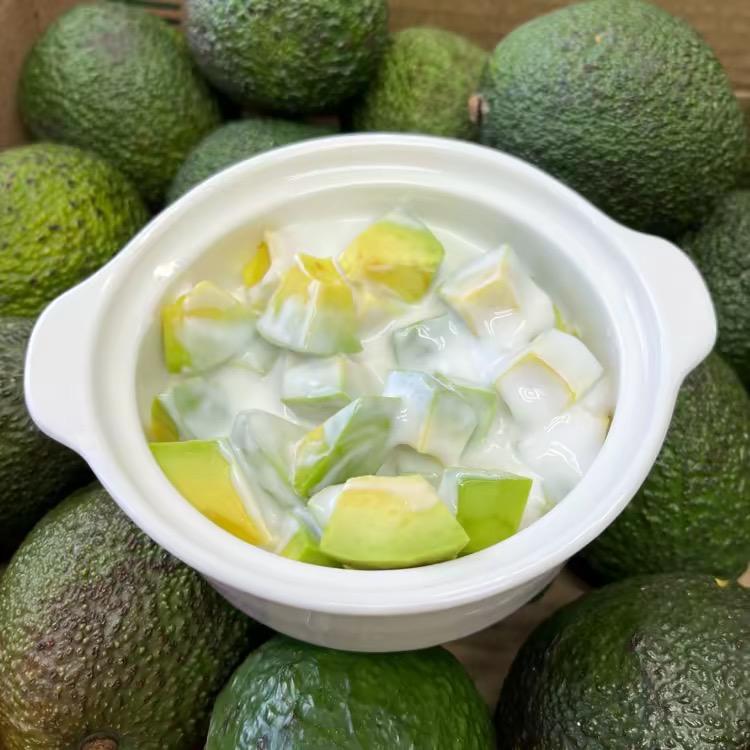 卖牛油果的小姑娘