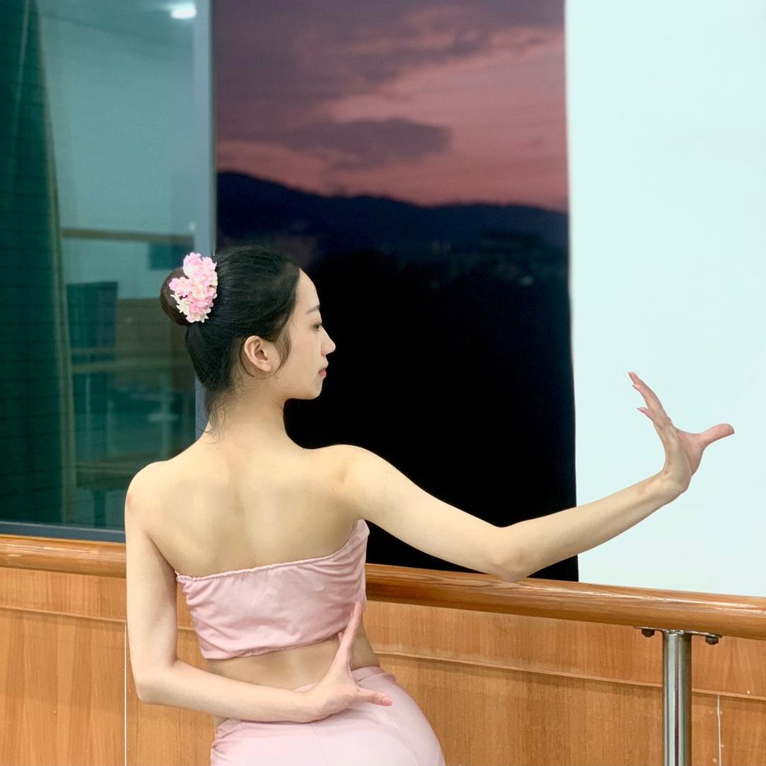 爱跳舞的丝丝哒