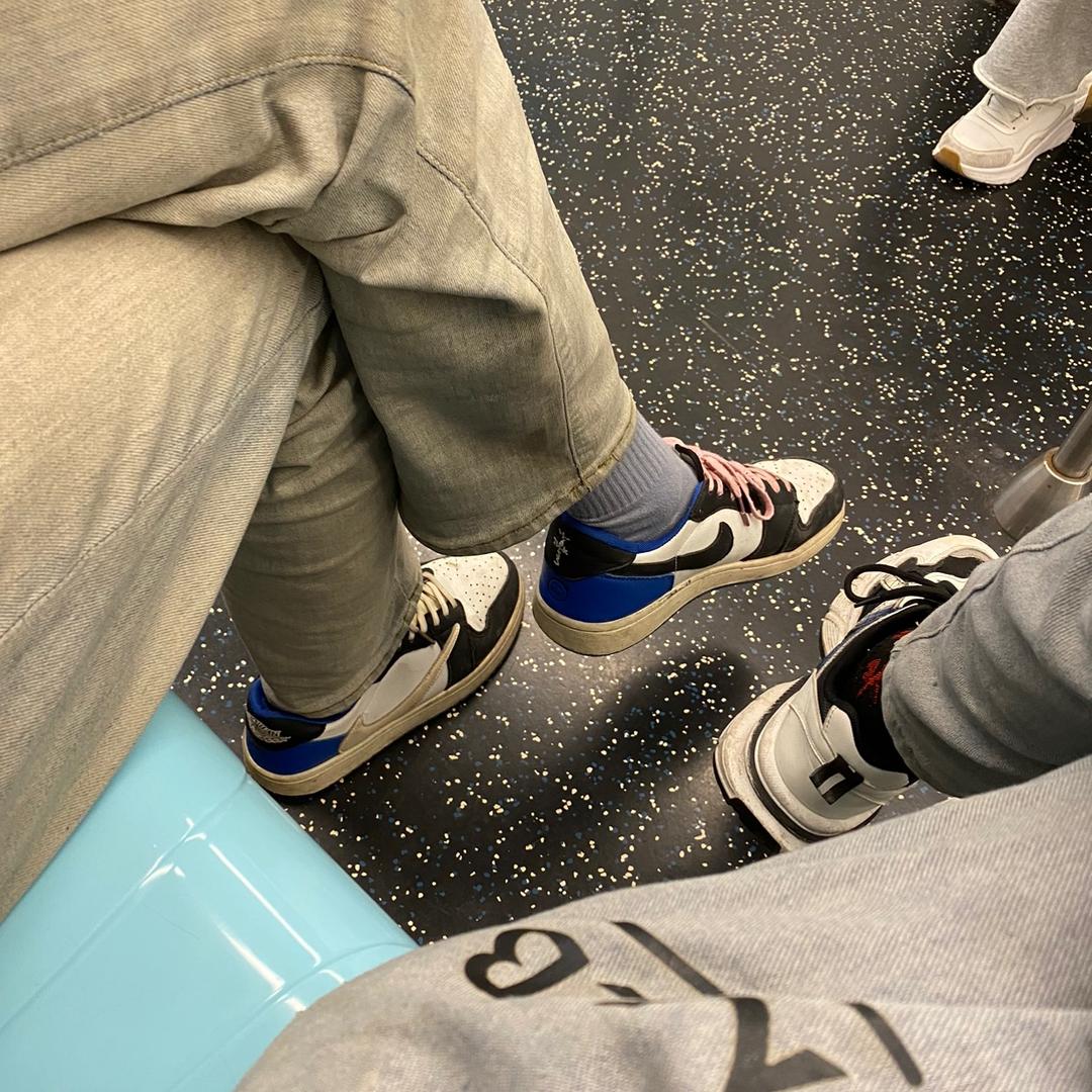 在路上猛踹瘸子那条好腿抢小孩子棒棒糖吃