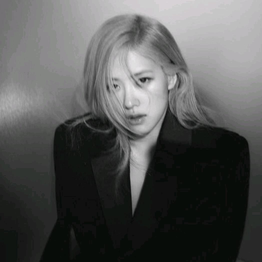 爱踢球的ROSÉ