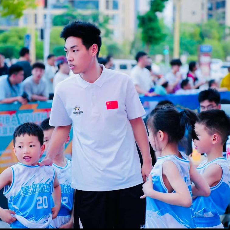 南充教篮球的壮壮老师
