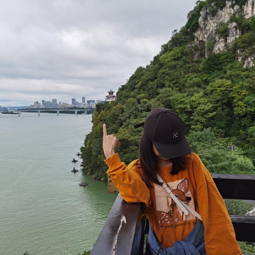 头上有犄角身后有尾巴