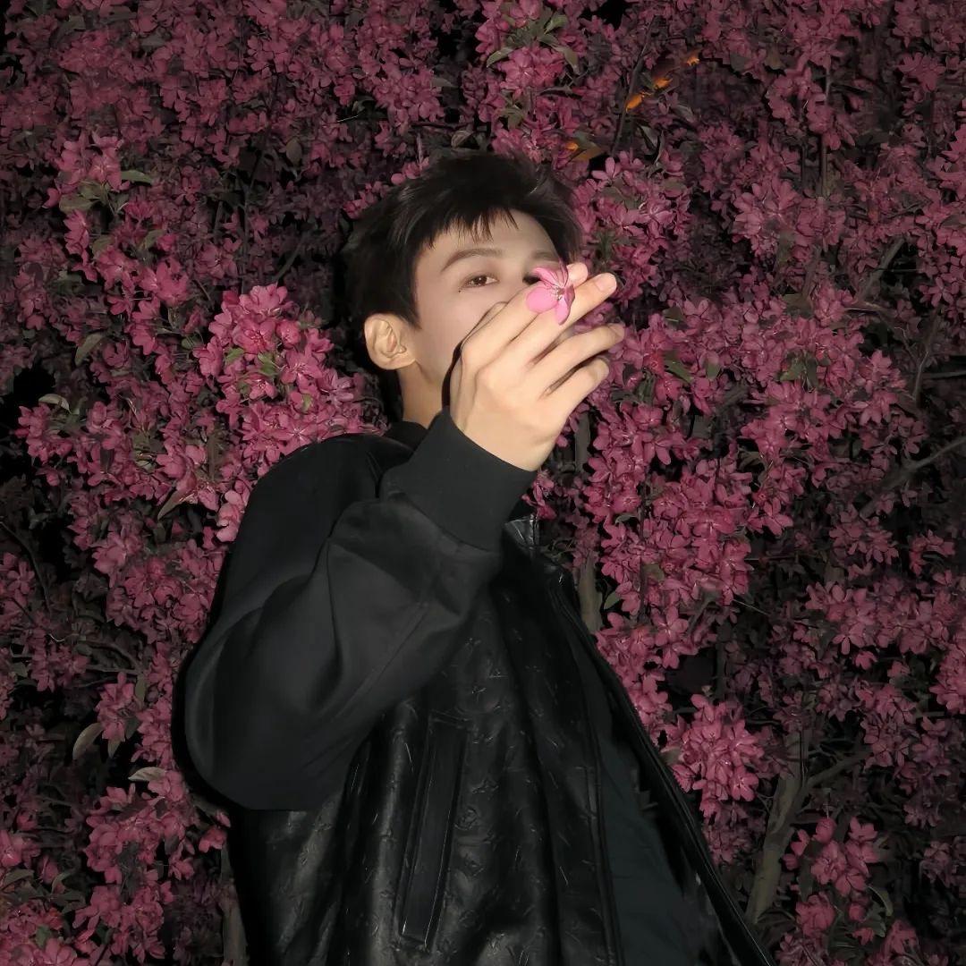 W 睡不醒时双眼皮