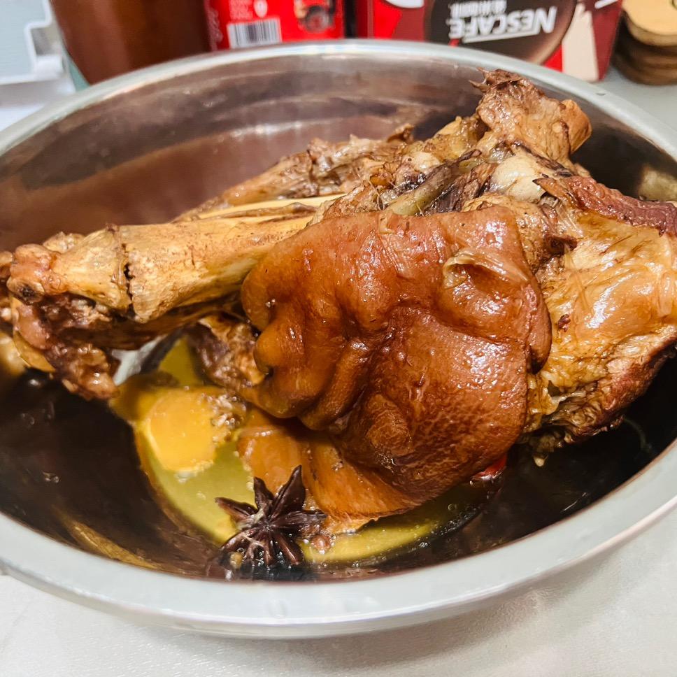 一顿吃一个肘子