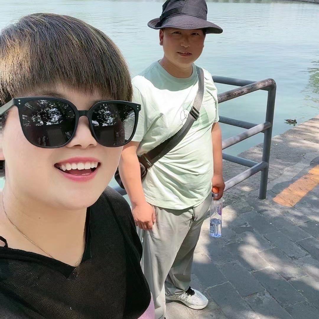 小曼丽和小陈日常