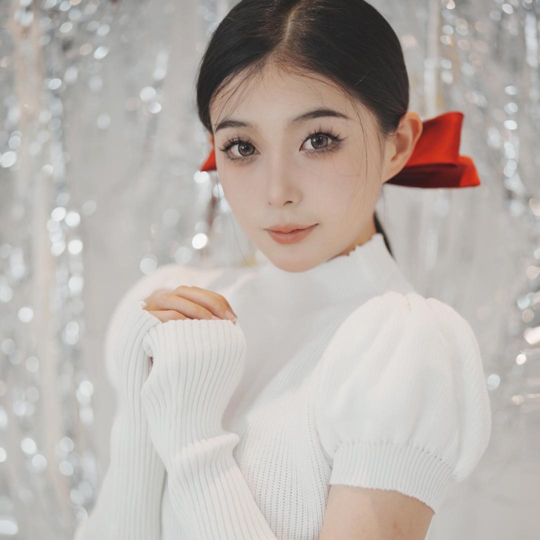 梦梦爬起来吃草