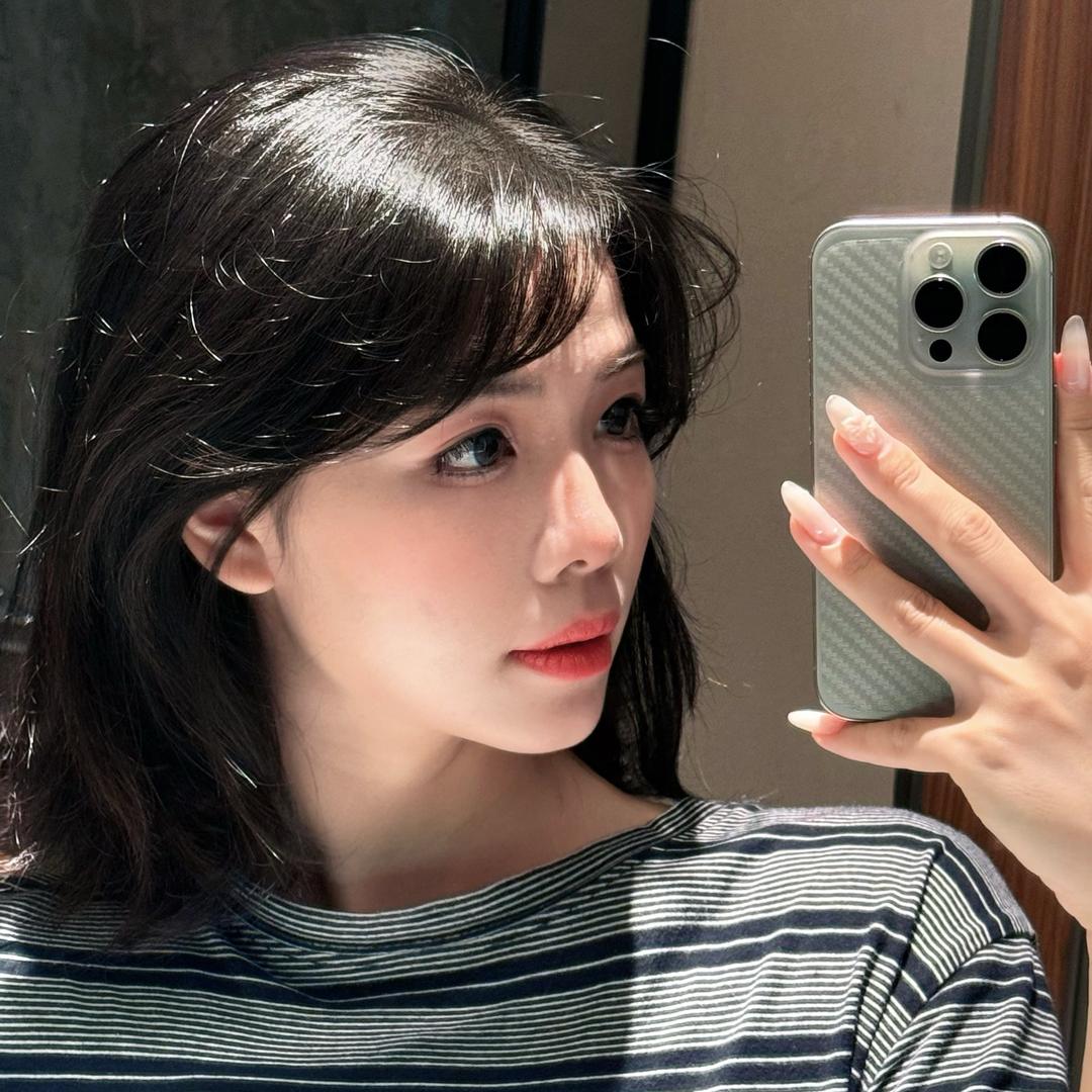 分享好物的羽球少女