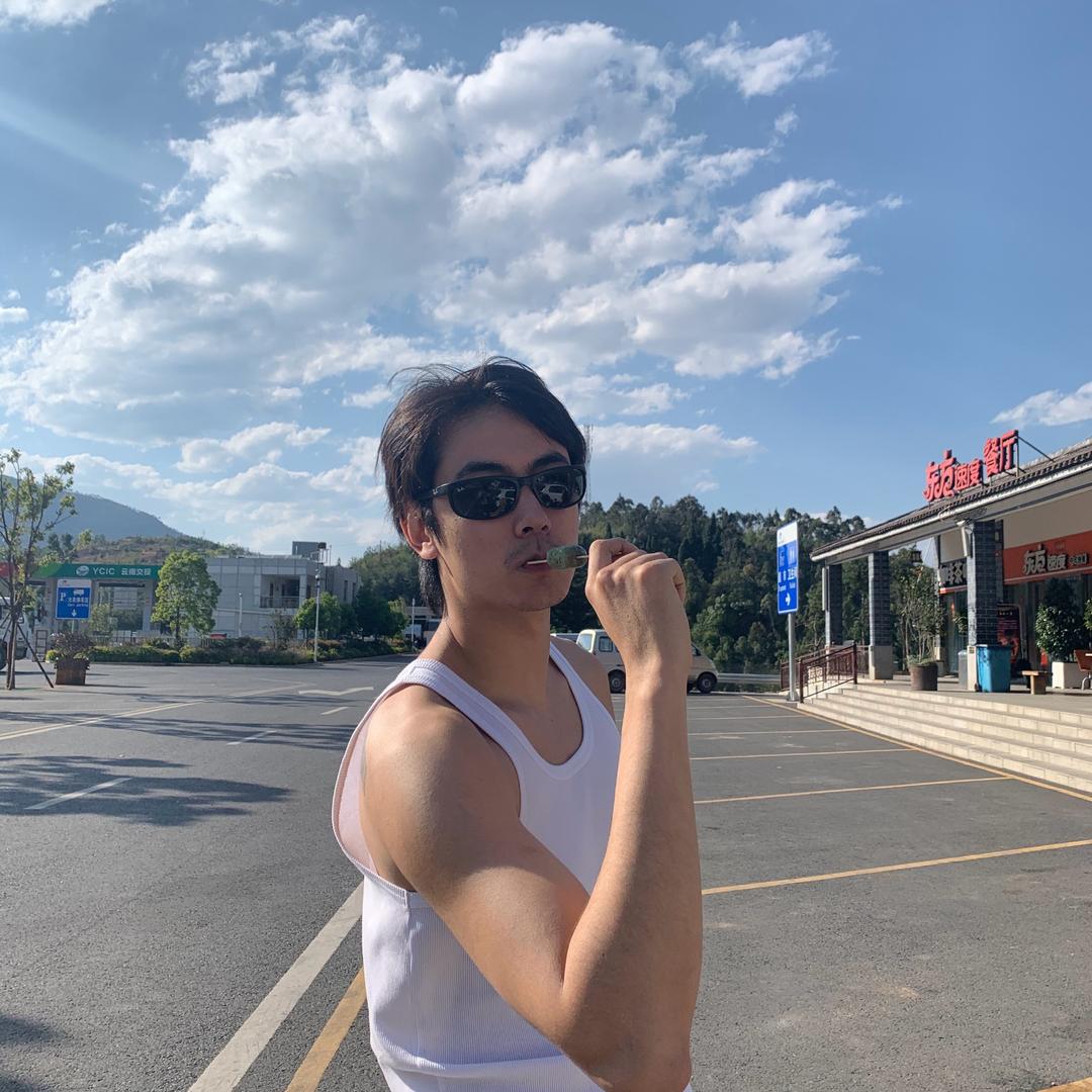 很牛气的一个人唉