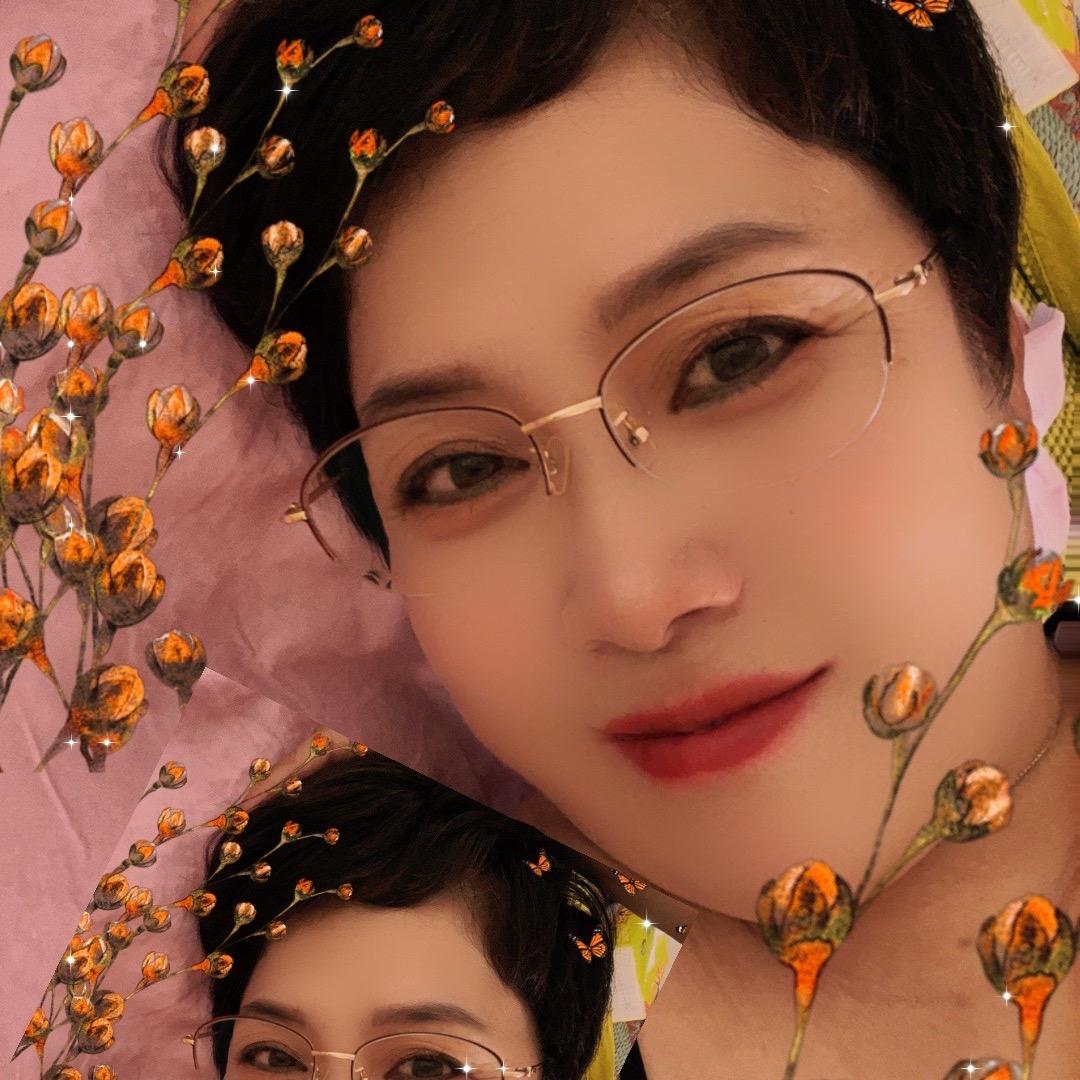 👩🏻‍🤝‍👩🏾你我