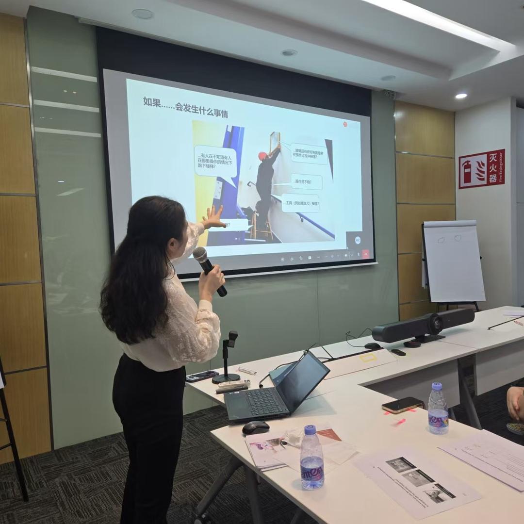 一位只讲注安的女老师