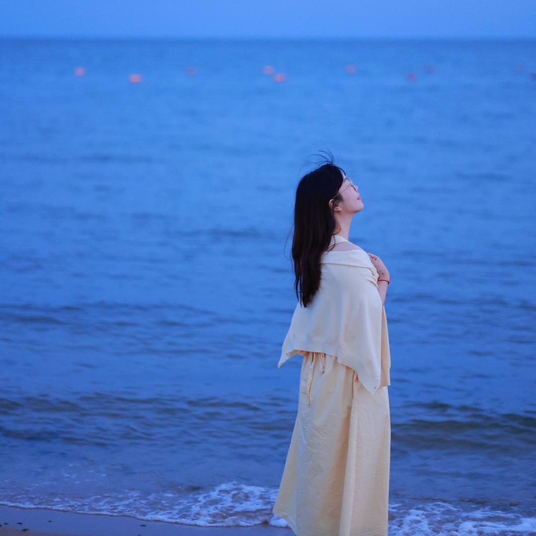 吃着西瓜捡贝壳