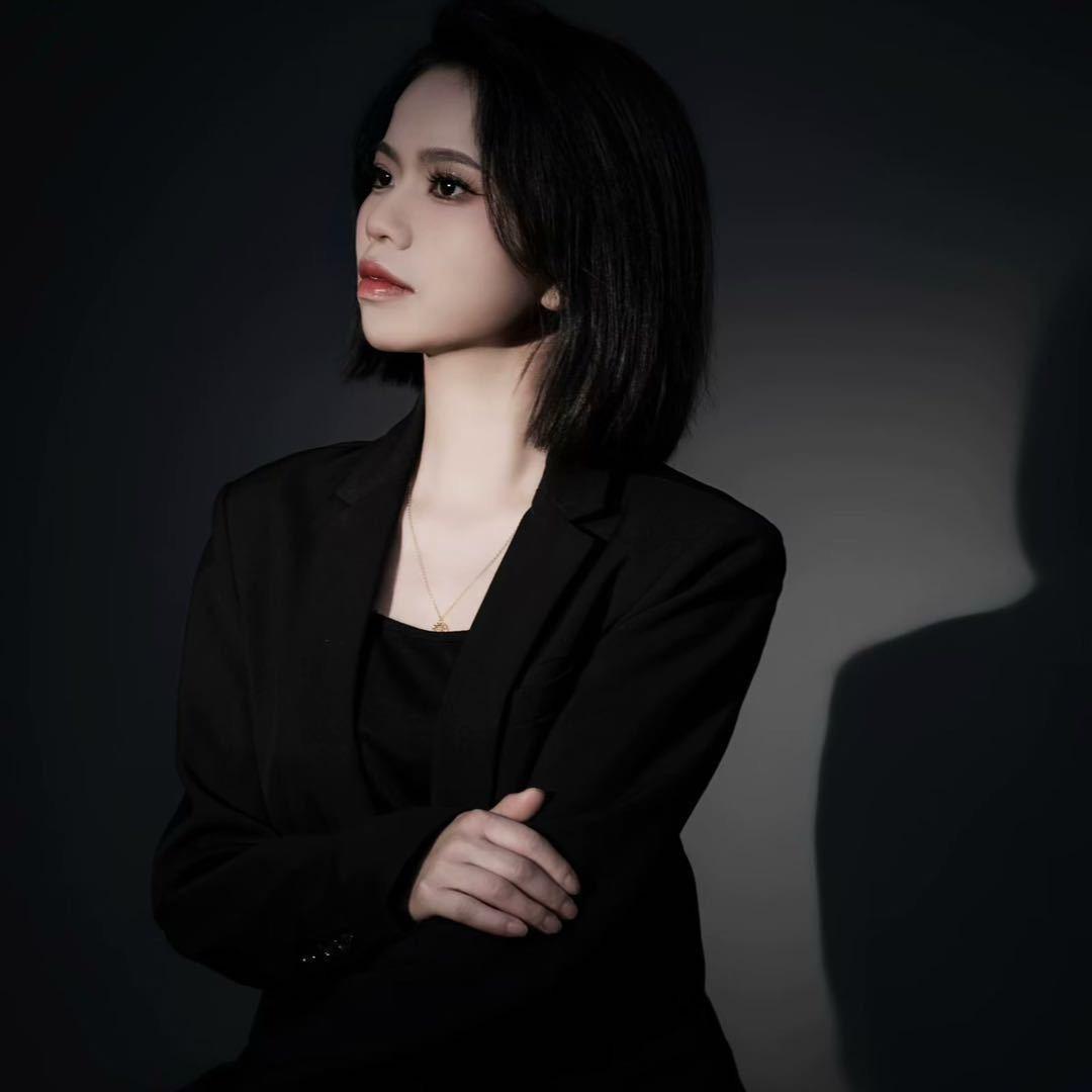 女发型师开心