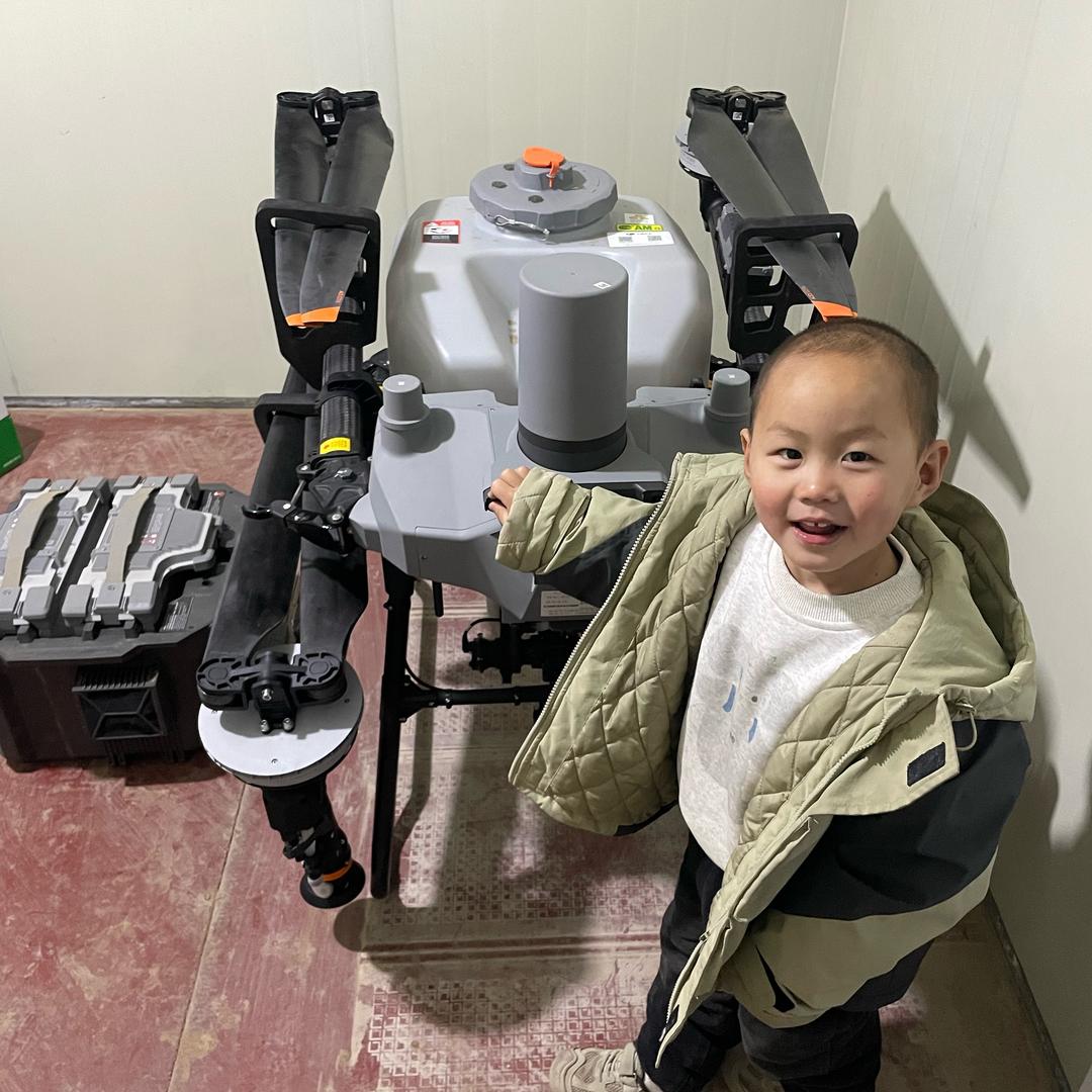 无人机打药小帅