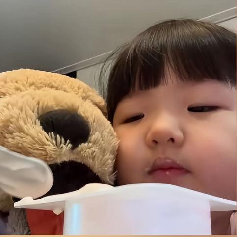 往断臂老头背上撒痒痒粉