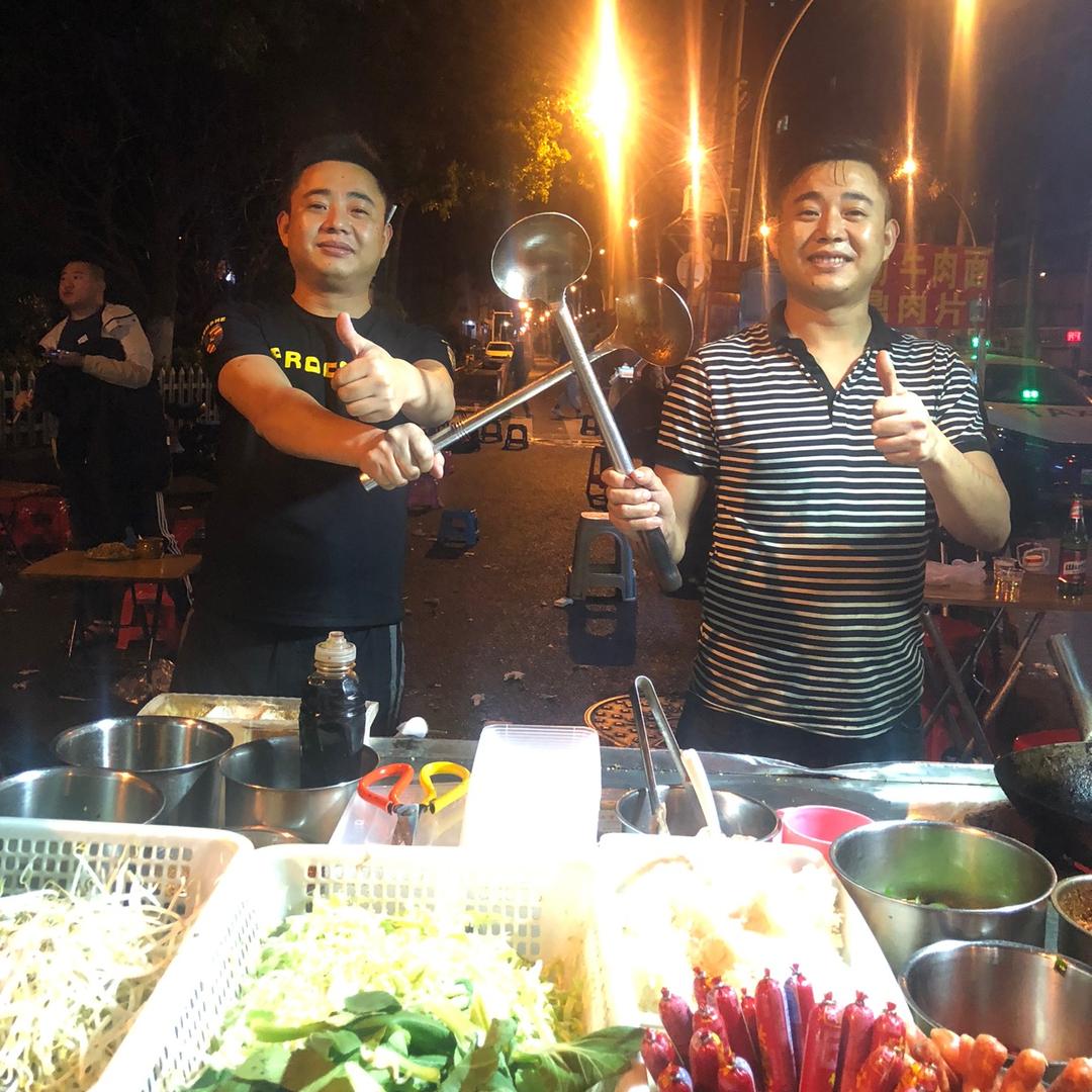 台湾街双胞胎兄弟夜间美食