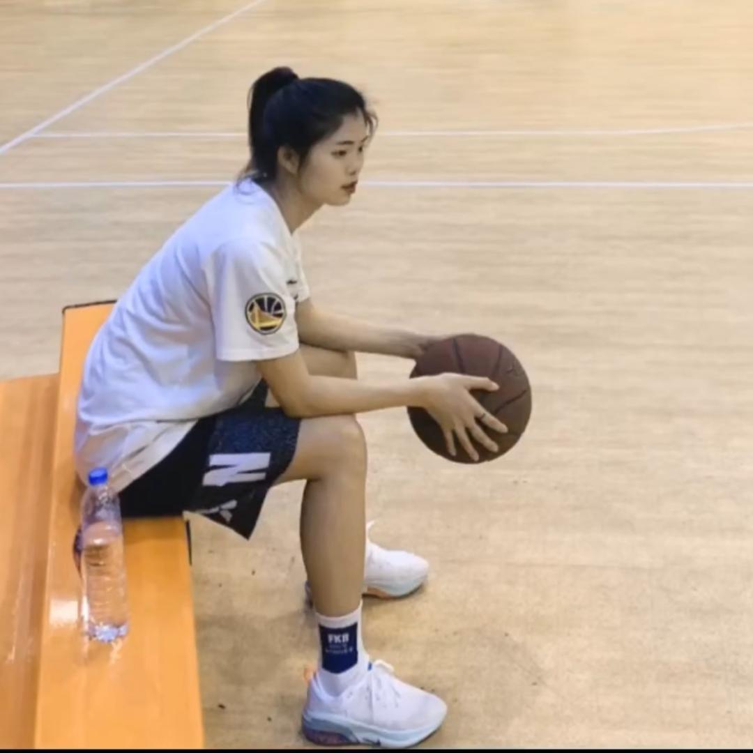 群姐爱打篮球