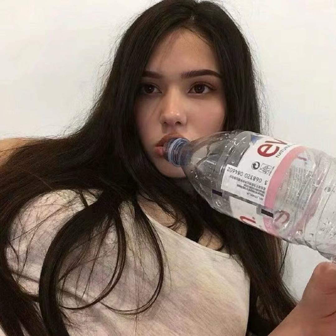 连告别都双手插兜的女人。