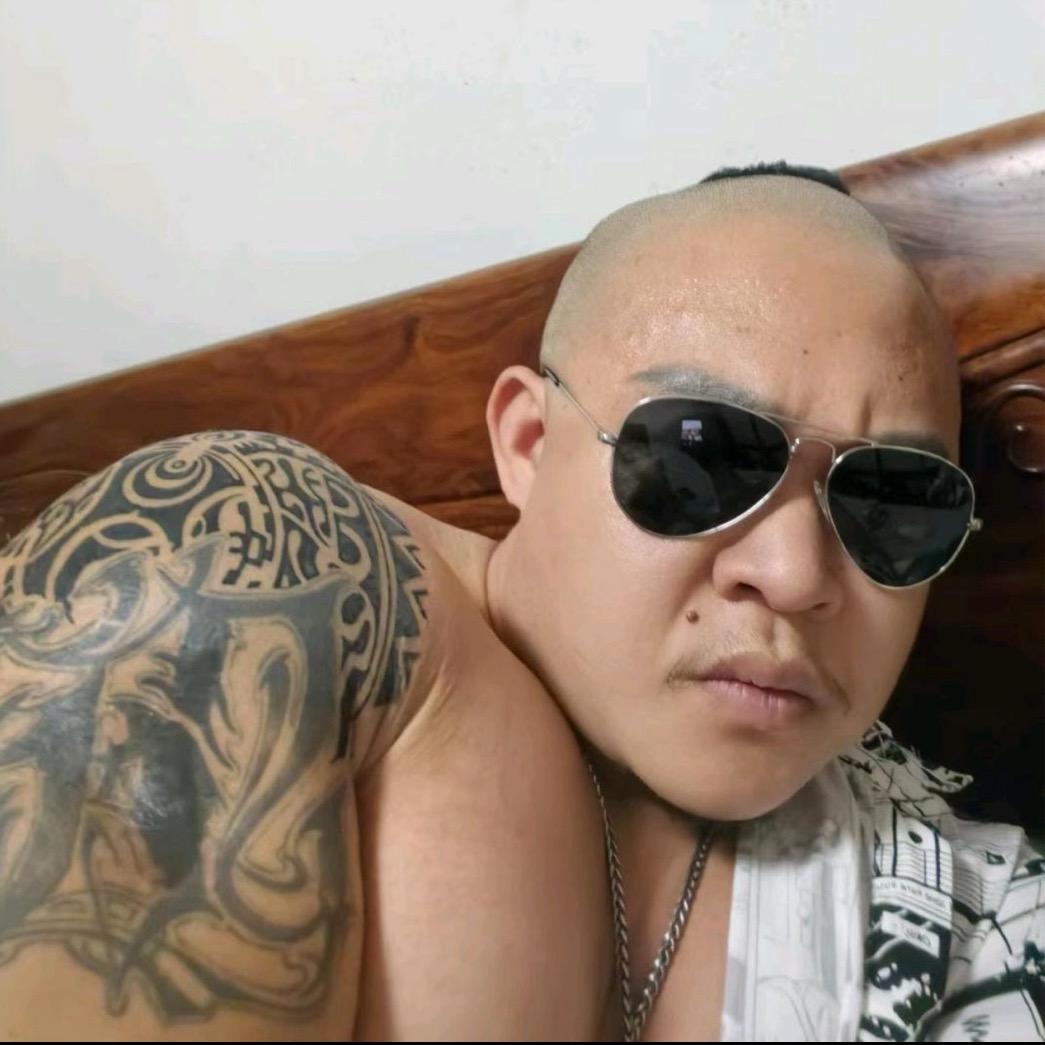 西楼硬汉阿诺铁汉柔情（迷人又反派的硬汉）