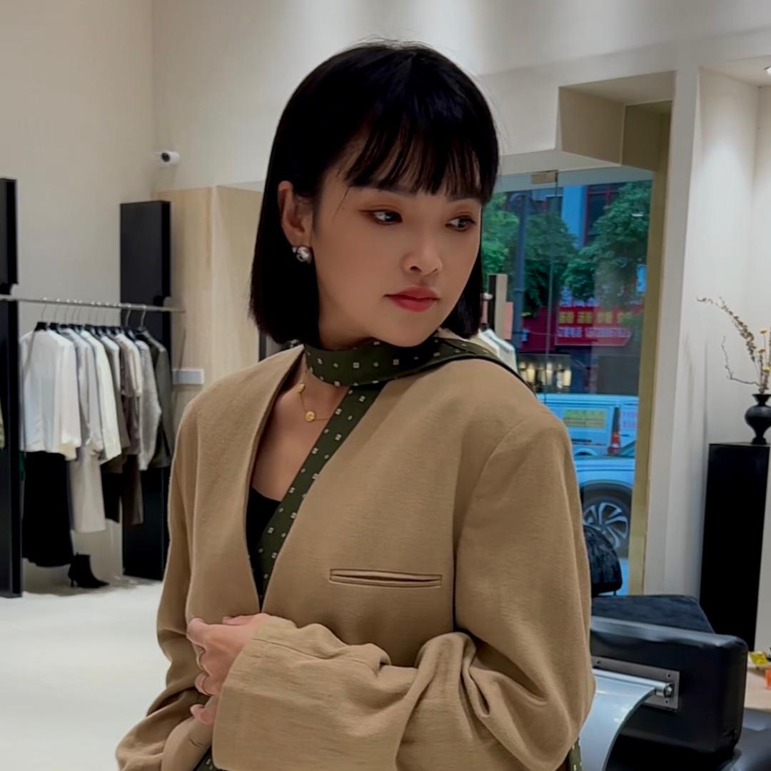 且慢…
