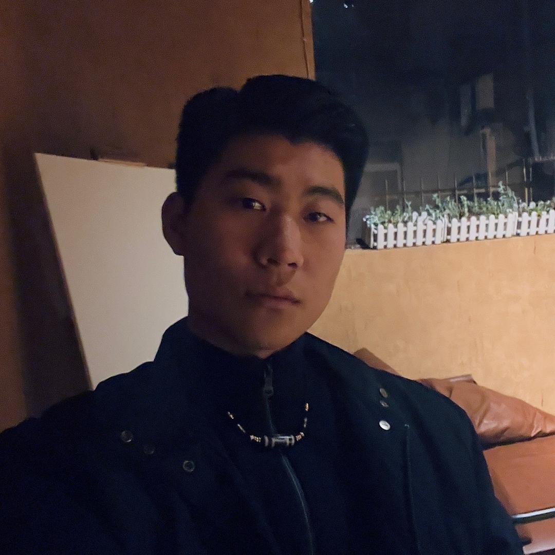 張逸晨.
