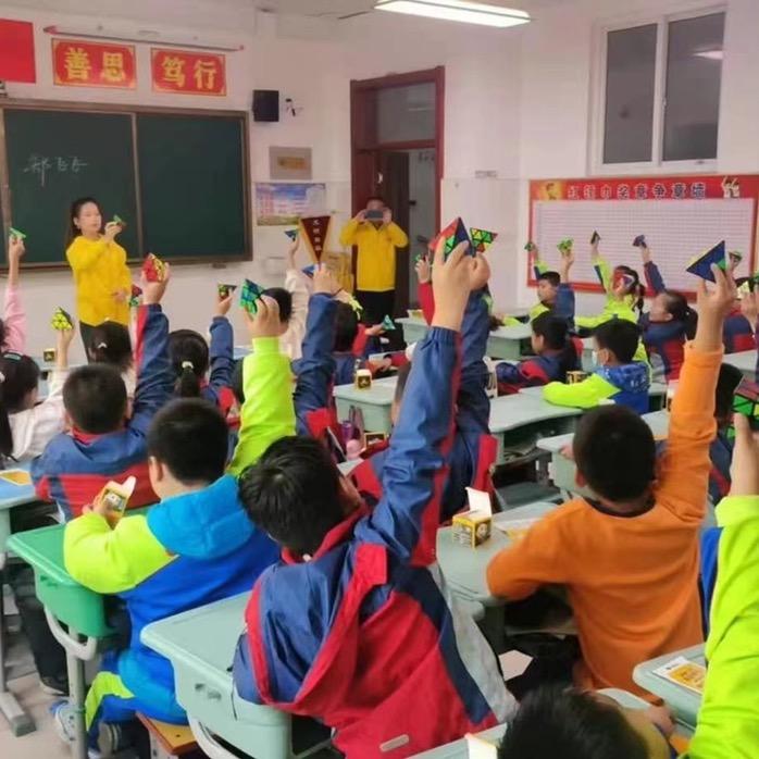 吉安抱抱熊探索魔方