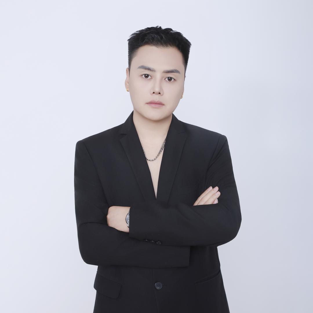 刘伟专业教收长头发