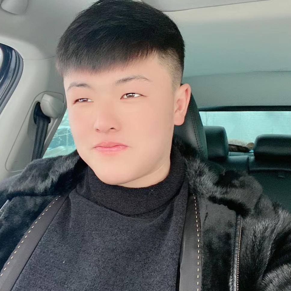 跑雪乡的小朋友