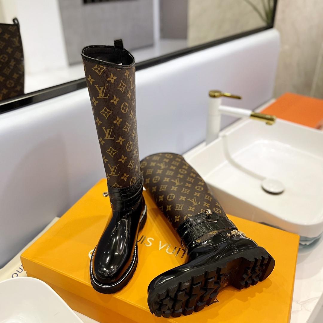 万蓝小姐
