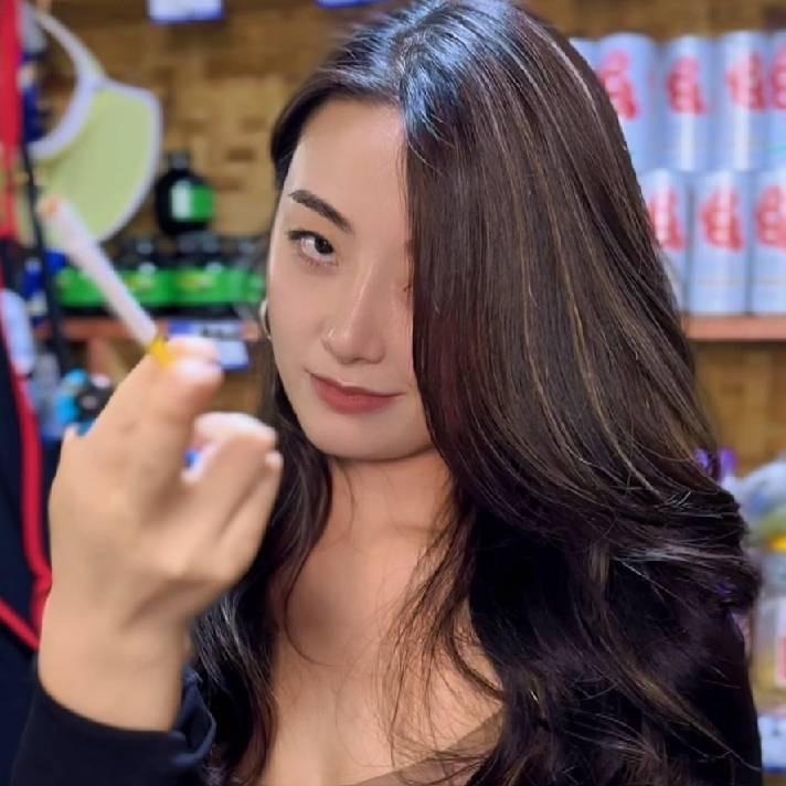 蜀堰老妈串串老板娘-婷婷