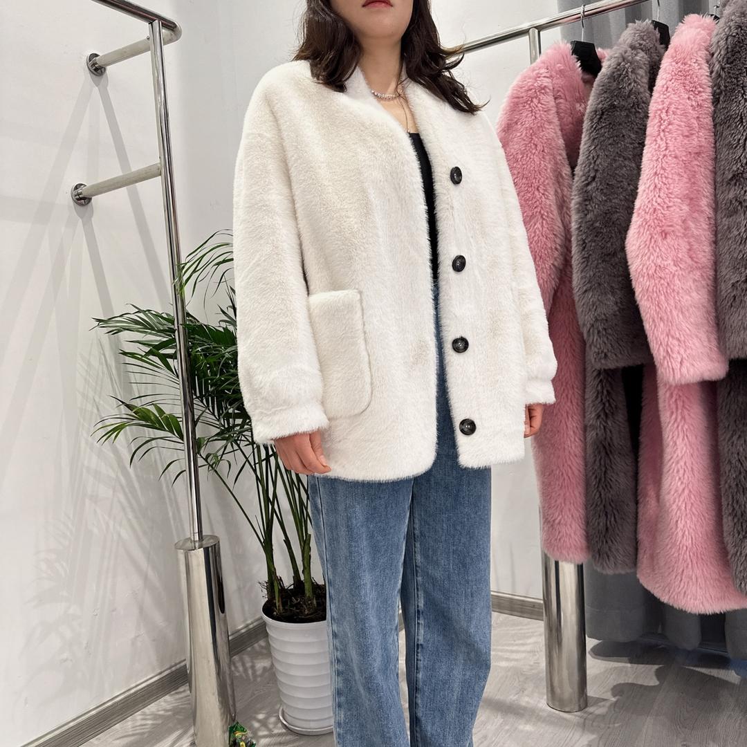 鸿泽皮草轻奢女装（海宁源头工厂店）