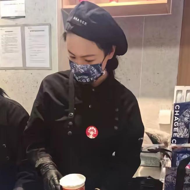 卖奶茶的小姐姐🥤